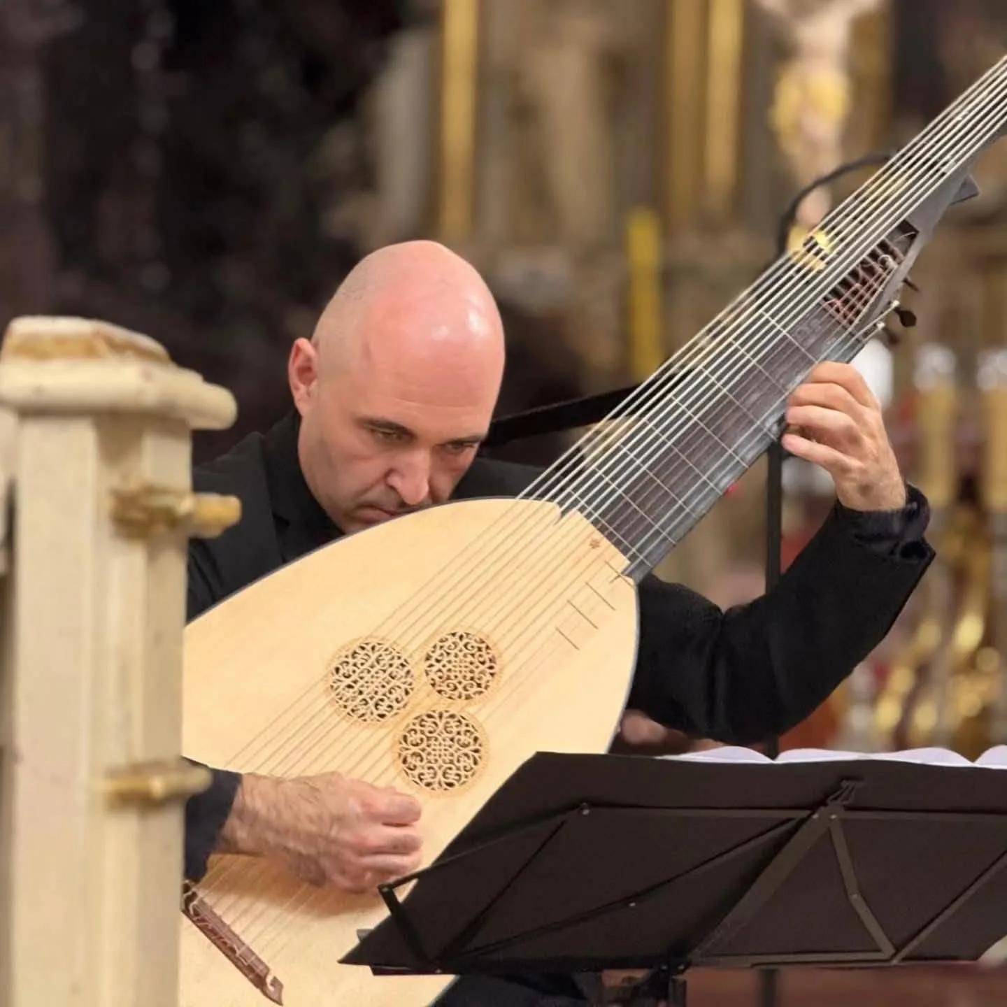 Maciej Kończak grający na teorbie